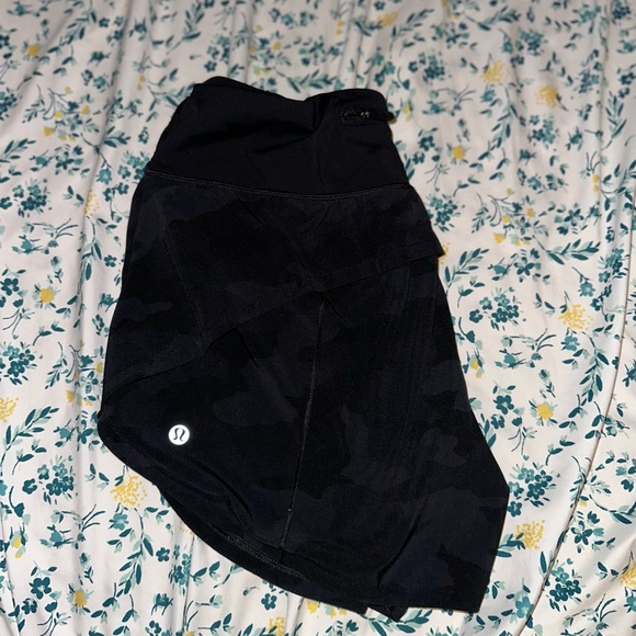 Lululemon shorts camo size 12 - Picture 1 of 2